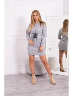 Zateplené šaty s ozdobným pásikom šedej