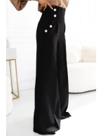 496-2 Elegantné široké nohavice s vreckami, vysokým sedením a zlatými gombíkmi - ČIERNA