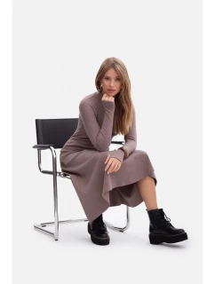 B299 Rebrované midi šaty s asymetrickým pásom - kakaové