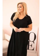 Dámske plus size šaty s krátkymi rukávmi a volánom z ľahkej viskózy čiernej farby Dámske plus size šaty s krátkymi rukávmi a volánom z ľahkej viskózy čiernej farby