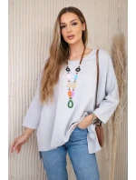 Oversize blúzka s náhrdelníkom z maslovej sivej látky Oversize blúzka s náhrdelníkom z maslovej sivej látky