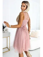 525-2 OLGA tylové šaty s výstrihom a ozdobnou sponou - BRUCE PINK 525-2 OLGA tylové šaty s výstrihom a ozdobnou sponou - BRUCE PINK