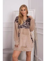 Velúrové šaty s leopardím potlačou v béžovej farbe Velúrové šaty s leopardím potlačou v béžovej farbe