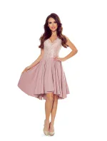 PATRICIA - Dámske šaty v púdrovo ružovej farbe s dlhším zadným dielom a čipkovým výstrihom 300-1