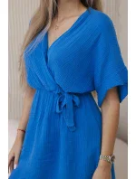 Mušelínové šaty s pásom v chrpovo modrej farbe