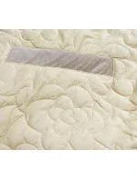 Tenká dámska bunda v krémovej farbe s ozdobným prešívaním (JIN226) Tenká dámska bunda v krémovej farbe s ozdobným prešívaním (JIN226)