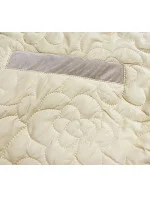 Tenká dámska bunda v krémovej farbe s ozdobným prešívaním (JIN226)