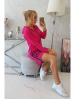 Šaty s kapucňou a potlačou fuchsiovej farby
