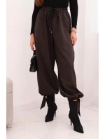 Dámske nohavice so širokými nohavicami a viazaním v spodnej časti hnedej farby
