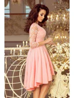 Dámske šaty v pastelovo ružovej farbe s dlhším zadným dielom as čipkovaným výstrihom model 7248157 Dámske šaty v pastelovo ružovej farbe s dlhším zadným dielom as čipkovaným výstrihom model 7248157