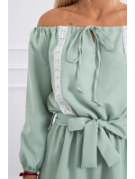 Šaty s odhalenými ramenami a čipkou svetlo zelenej farby