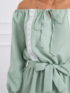 Šaty s odhalenými ramenami a čipkou svetlo zelenej farby