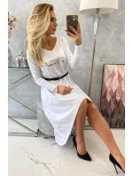 Šaty s ozdobným pásikom a nápismi bielej farby