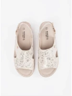 Moderné dámske sandále Jasnobeżowy na plochom podpätku