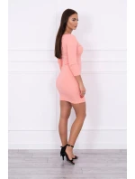 Šaty s marhuľovým výstrihom na gombíky