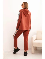 Dámska súprava z viskózy a lampasa a športová bunda v červenej farbe