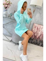 Šaty s kapucňou v mätovej farbe