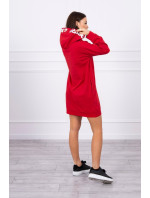 Nadrozmerné červené šaty s kapucňou