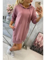 Šaty s kapucňou a dlhším chrbtom tmavo ružové