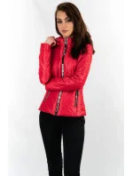 Krátka červená dámska prešívaná bunda s kapucňou (B9566)