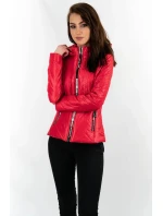 Krátka červená dámska prešívaná bunda s kapucňou (B9566) Krátka červená dámska prešívaná bunda s kapucňou (B9566)