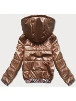 Krátka dámska bunda v karamelovej farbe s ozdobným lemovaním (B8030-14) Krátka dámska bunda v karamelovej farbe s ozdobným lemovaním (B8030-14)