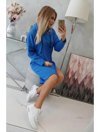 Šaty s kapucňou a bočným rázporkom nevädzovo modrej Šaty s kapucňou a bočným rázporkom nevädzovo modrej