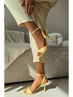 Sandále na podpätku model 226516 Vykročte štýlovo