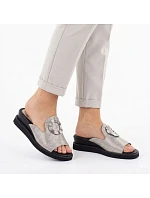 Dámske žabky na nízkom podpätku v striebornej farbe M.Daszynski MR2267-7 Dámske žabky na nízkom podpätku v striebornej farbe M.Daszynski MR2267-7