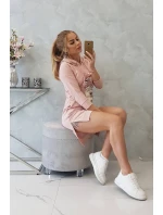 Šaty s dlhším chrbtom a farebnou potlačou v tmavo púdrovo ružovej farbe Šaty s dlhším chrbtom a farebnou potlačou v tmavo púdrovo ružovej farbe