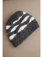 Dámska zimná čiapka z vlny v hrubom úplete a pruhoch K465 graphite + white