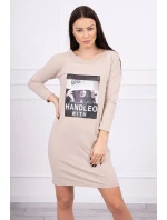 Rukoväť s béžovými šatami s potlačou