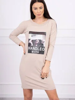 Rukoväť s béžovými šatami s potlačou