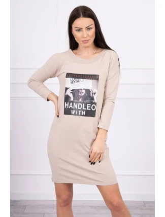 Rukoväť s béžovými šatami s potlačou