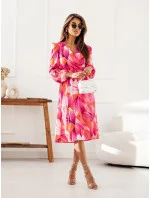 Dámske šaty vo fuksiovej farbe s preloženým obálkovým výstrihom (8202) Dámske šaty vo fuksiovej farbe s preloženým obálkovým výstrihom (8202)