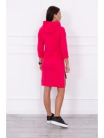 Šaty s dlhším chrbtom a farebnou potlačou fuchsiovej farby