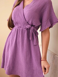 Mušelínové šaty s pásom fialové