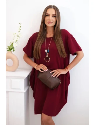 Šaty s vreckami a príveskom tmavej bordovej farby