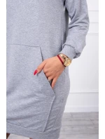 Šedé šaty s kapucňou