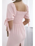 Šaty so zaväzovacími rukávmi vzadu svetlo ružovej farby Šaty so zaväzovacími rukávmi vzadu svetlo ružovej farby