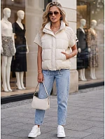 Krátka dámska prešívaná perová vesta v farbe ecru FashionStreet TY5923 Krátka dámska prešívaná perová vesta v farbe ecru FashionStreet TY5923