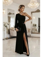 658-1 Trblietavé maxi šaty na jedno rameno s asymetrickými rukávmi a rozparkom - čierne