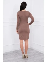 Priliehavé šaty s výrezom pod prsiami cappuccino