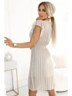 424-7 Šifónové plisované šaty s výstrihom a volánmi - BEACH 424-7 Šifónové plisované šaty s výstrihom a volánmi - BEACH