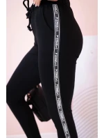 Dámske tepláky s opaskom a šnúrkou na stiahnutie čierne Dámske tepláky s opaskom a šnúrkou na stiahnutie čierne