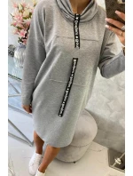 Šaty s kravatou šedej