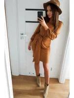 JENNY - Pohodlné dámske šaty v karamelovej farbe so zaväzovaním v páse 275-1 JENNY - Pohodlné dámske šaty v karamelovej farbe so zaväzovaním v páse 275-1