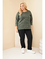 Dámska blúzka vo veľkosti Plus Size s leopardím vzorom a predĺženým zadným dielom v khaki farbe Dámska blúzka vo veľkosti Plus Size s leopardím vzorom a predĺženým zadným dielom v khaki farbe