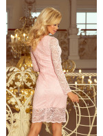 Dámske krajkové šaty v pastelovo ružovej farbe s dlhými rukávmi a výstrihom model 5917737