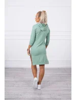 Šaty s dlhším chrbtom a farebnou potlačou tmavo mätovej farby